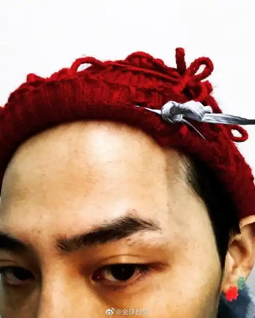 权志龙退伍至今的自拍合集,有了小胡子,gd越发充满男性魅力