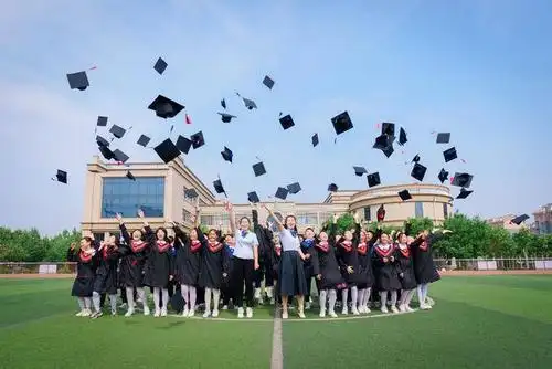 毕业季|小学生拍摄温馨毕业照 献礼建党百年