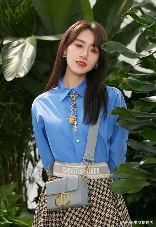 《老九门》中她是张艺兴妻子,今穿蓝色衬衫配千鸟格裙,清新少女