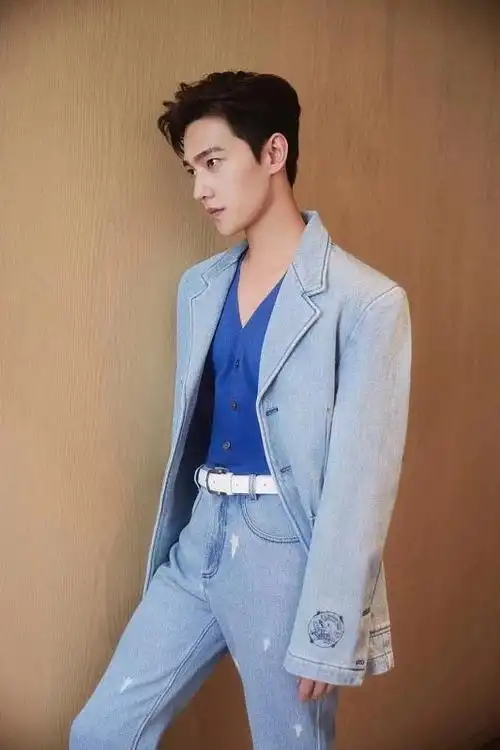 杨洋不愧是军艺校草身穿牛仔西装看起来真是太帅了
