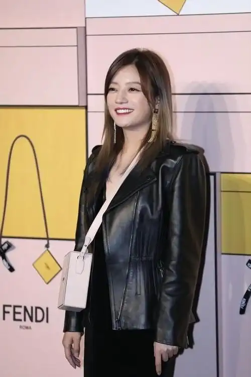 赵薇真是挺嫩的这么大岁数打扮得像小姑娘真是挺有女人味的