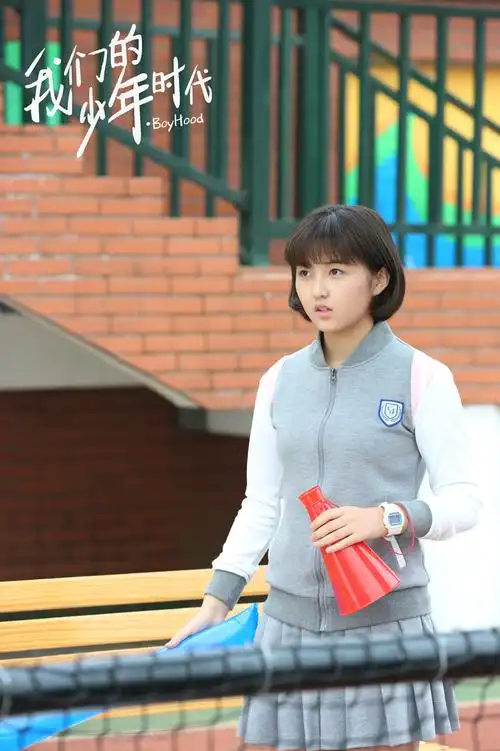 张子枫手拿喇叭接下来,三小只和小团宠张子枫的学校生活似乎会越来越