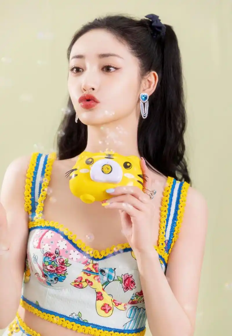 周洁琼双马尾造型,发量好多!