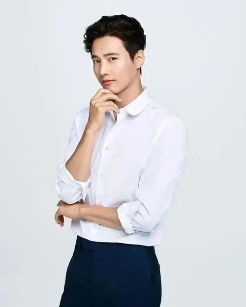 终於又见到元斌最新代言写真公开还是那么年轻那么帅啊