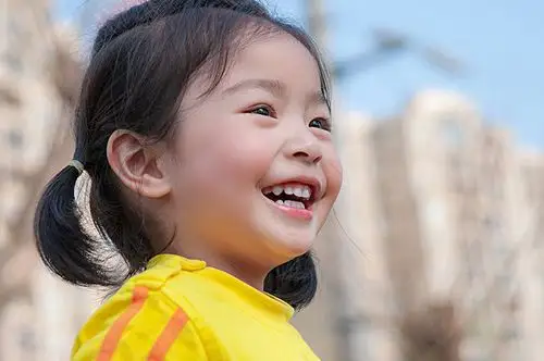 开心的小女孩