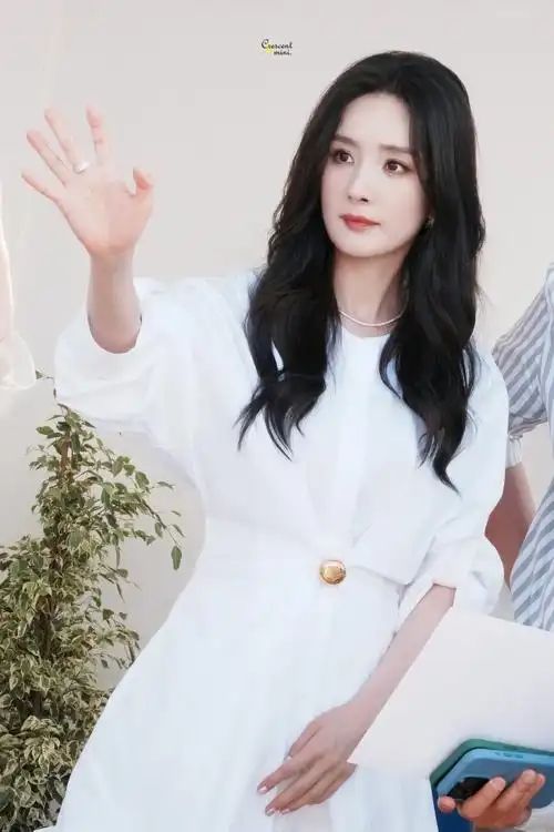 杨幂戛纳街拍##杨幂ins晒照##杨幂棕红色风衣##杨幂靴子##今日星拍