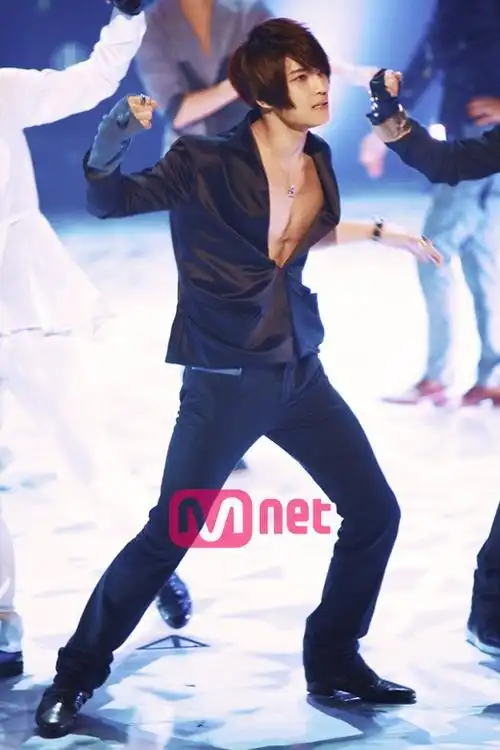 金在中这张图片的什么时候在干嘛_百度知道