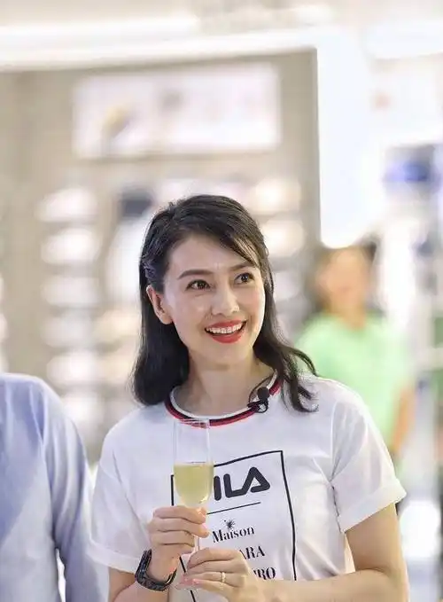 高圆圆现身郑州商场代言,皱纹横生太真实,穿素色衣服大妈感十足_活动