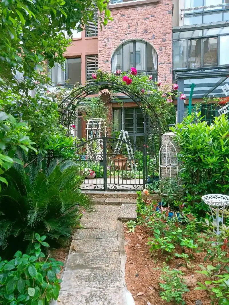 门前邻舍小花园,新修凤阁栏.小园花样媚争妍,齐风月益边. 花 - 抖音