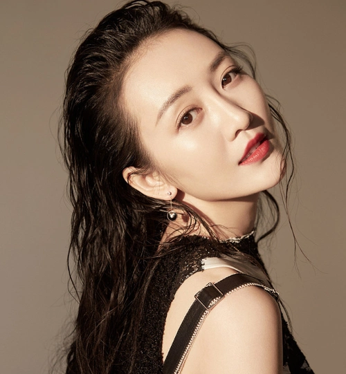 王鸥拍写真上演换装秀攻气十足可盐可甜