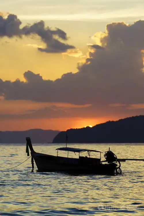 传统的泰国小船在海边的夕阳.甲米奥南省