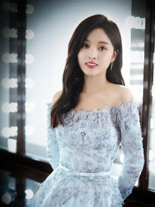 蓝色调让颜值一般的孟美岐乍然惊艳春晚蓝色西装的王源更是清秀