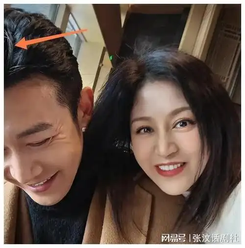 鲍蕾与老公甜蜜自拍,48岁陆毅头顶长出白头发,眼尾褶子也不少