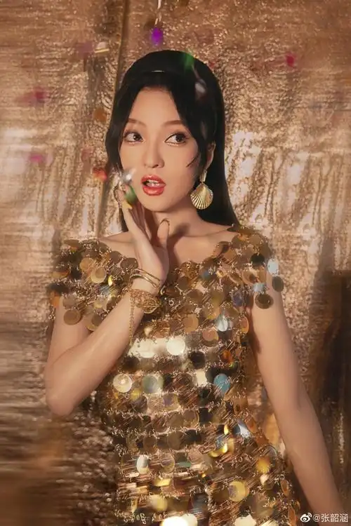 张韶涵金色亮片裙造型