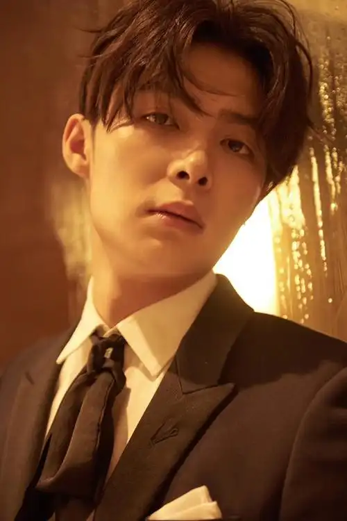 张铭恩心形刘海帅气活动写真图片[6/7]_明星_美桌网