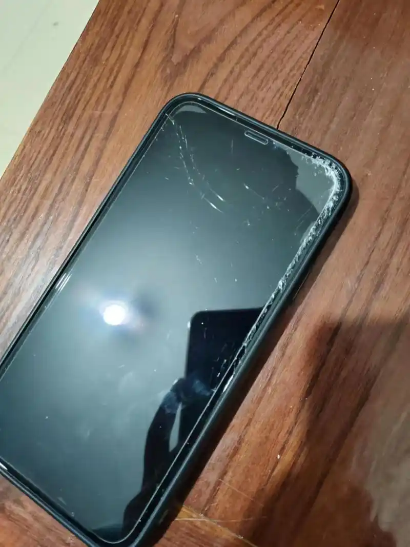 手机屏坏了,钢化膜没坏……想问换一个外屏大概需要多少钱目前还能