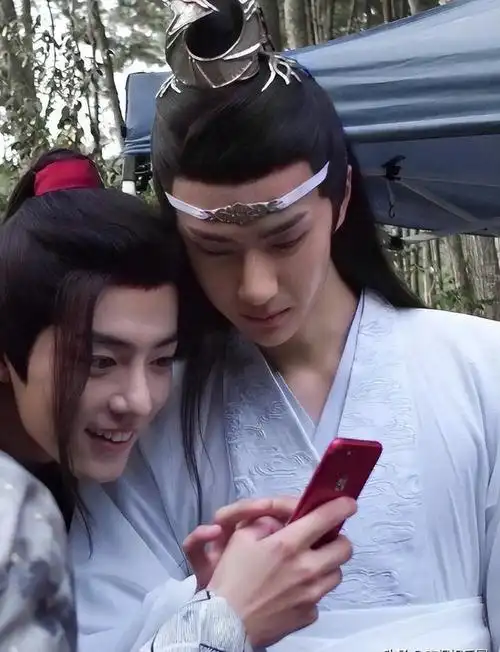 把32岁肖战跟26岁王一博放一起对比我才明白什么叫顶级骨相