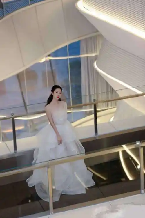 这一身造型相对来说更适合赖雨濛的年纪,纯白色高贵优雅,显白显气质