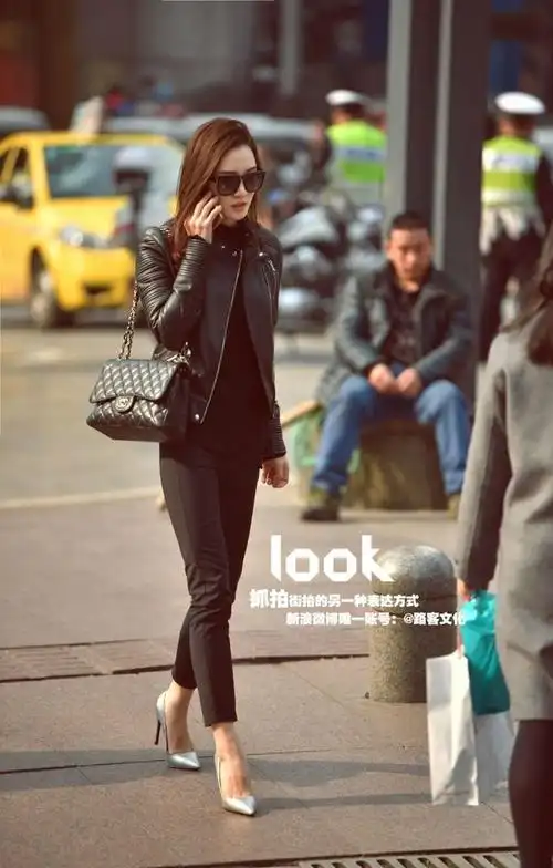 一身黑色搭配显得低调却又高级,性感的银色高跟鞋显得小姐姐很精致.