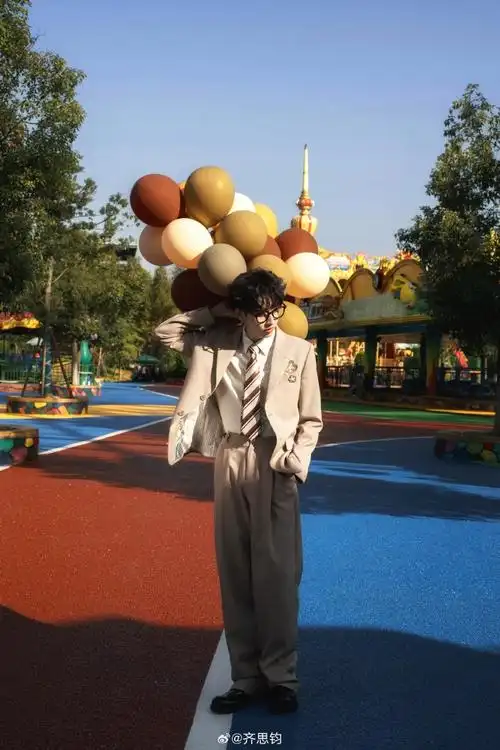 齐思钧超话世界是我的游乐场.#一年一度捣蛋派对##今天妆一装