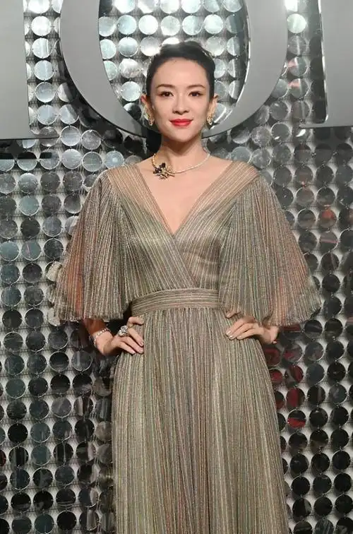 章子怡才是红毯天花板一袭长裙展现风情韵味很难不吸引人