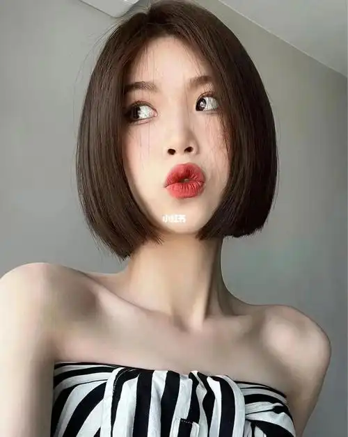 气质性感的中分直短发几乎是不挑人的,尤其是脸宽的女生也能驾驭哦