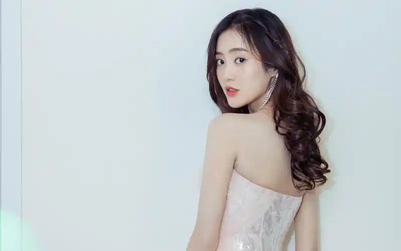 王梓薇清新甜美写真桌面壁纸