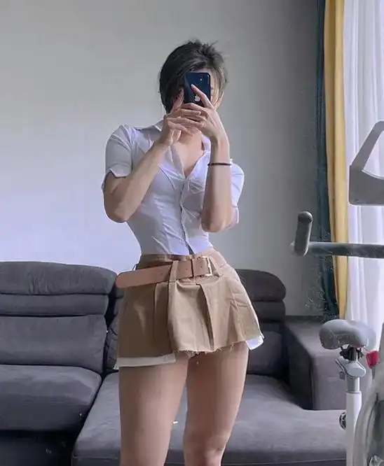 我也不想喜欢她,可是她腰真的好细啊! #健身女孩 #颜值不够 - 抖音