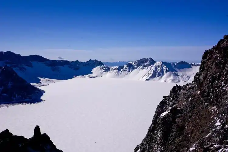 登长白山天池,欣赏北国雪山绝美风光