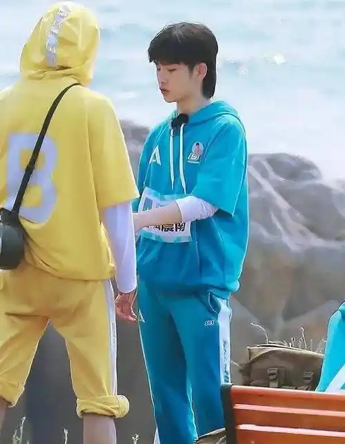 周震南吃饼干被误认为吸烟,粉丝疯狂澄清,差点成为第二个杨超越_偶像