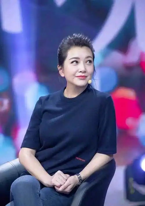 江珊贵妇范十足扎丸子头搭配黑色打底衫优雅大方超好看