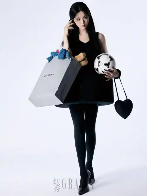 杨超越另类写真大片曝光,全身穿紧身瑜伽服曲线玲珑,用衣物遮臀