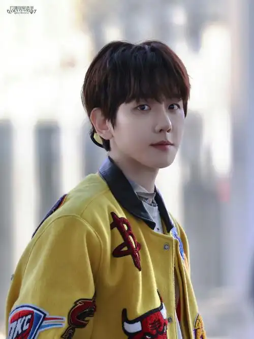 边伯贤超话#边伯贤机场#简直就是男高啊男高  可爱鼠了吧