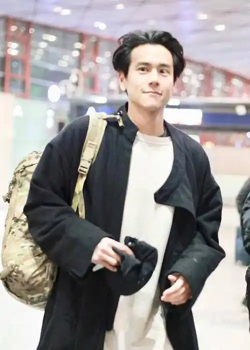 彭于晏穿风衣梳大背头亮相37岁仍旧少年对镜微笑又帅又奶_健身_网友