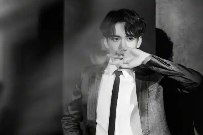 曾舜晞给奥运健儿花式比心