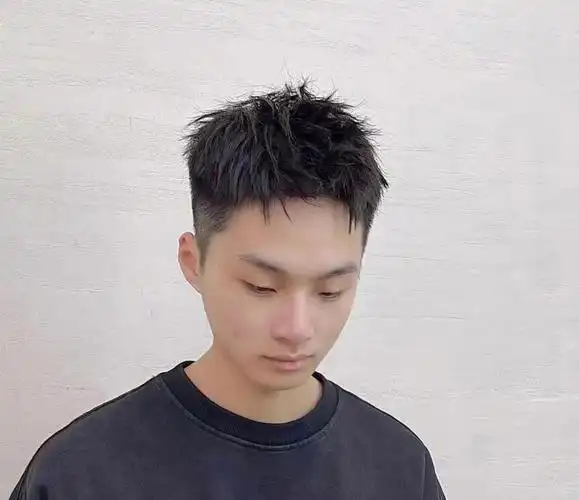 2022流行的男生发型简单干净好打理 适合 合圆脸鹅蛋脸瓜子方脸,修饰