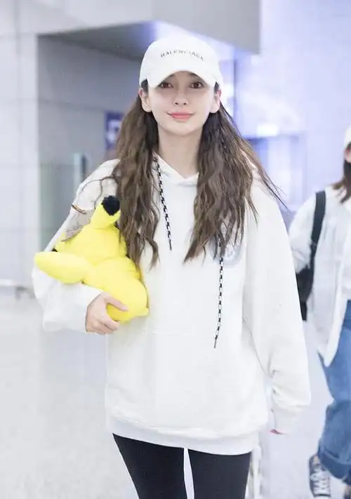 杨颖身穿白色卫衣戴同色棒球帽现身 获热情接机拿着玩偶爱不释手