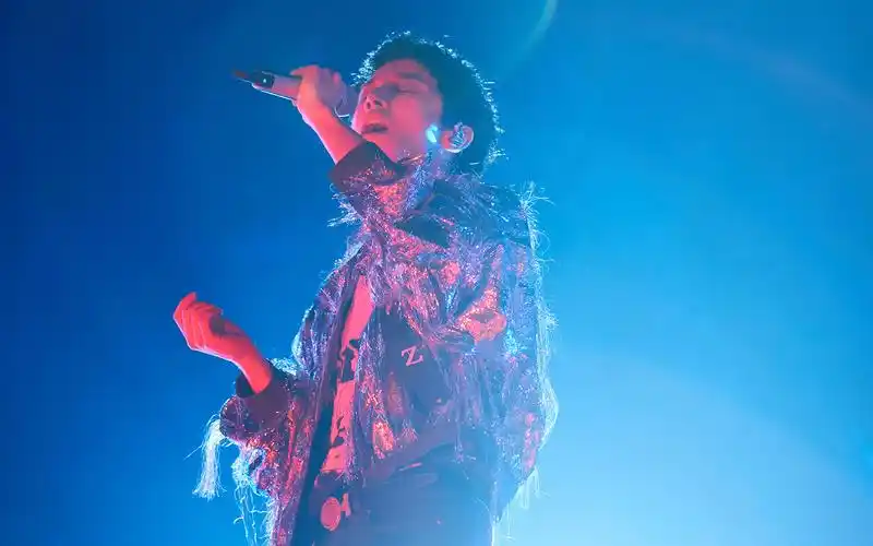 华晨宇帅气图片桌面壁纸