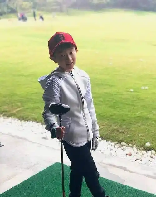 9岁杨阳洋整容式长大4年后网友竟认不出了