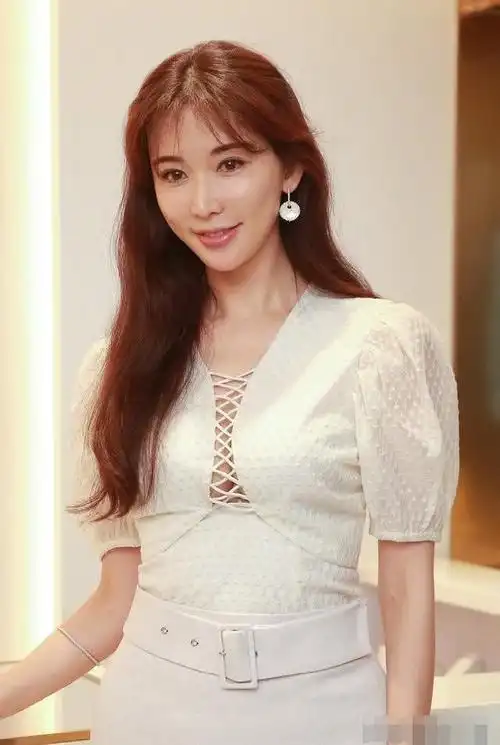 44岁林志玲近照老态尽显脸褶皮黄法令纹错位到鼻侧