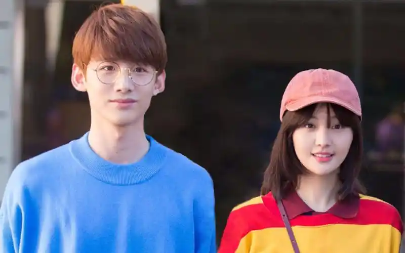 白敬亭无名指佩戴婚戒指!疑似恋情曝光!网友:肯定是郑爽!