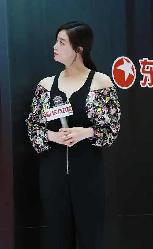 肩宽骨架大的女生怎么穿露肩装?