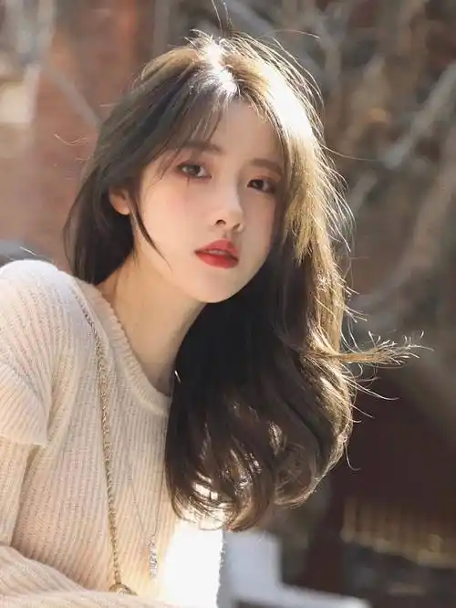 发型改变颜值 来看看这几款好看又显气质的发型_刘海_长发_女生