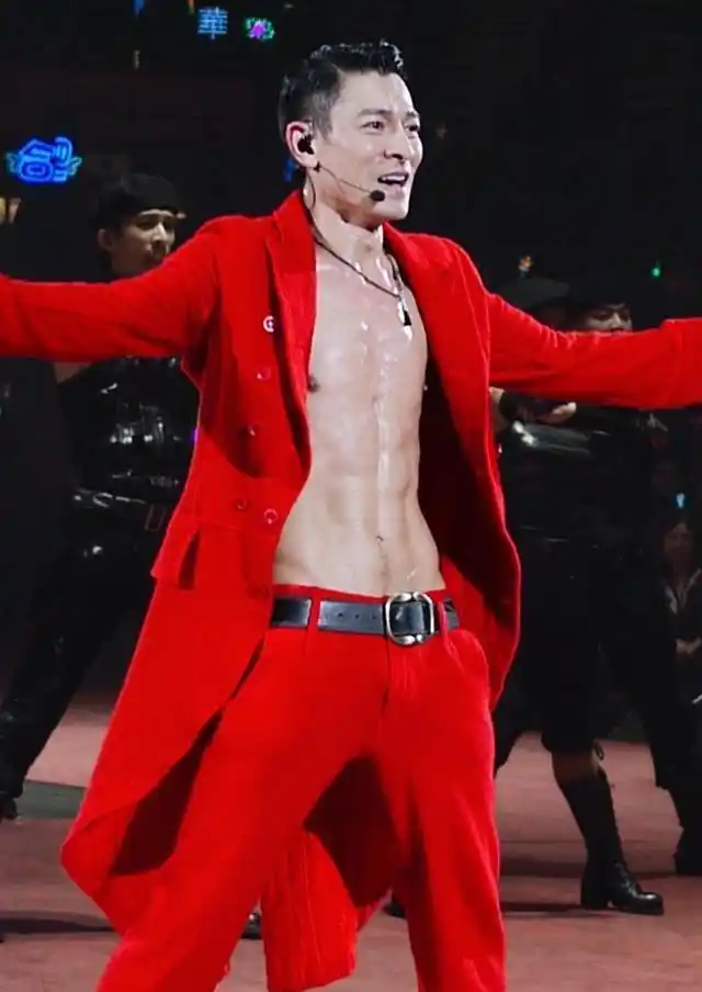 他才61岁?刘德华的腹肌照抢镜,让无数小鲜肉自惭形秽!