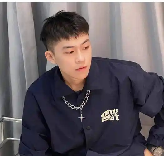 二十几岁的男生发型别再瞎剪了,试试这3款,剪完帅气涨颜值_刘海_头发