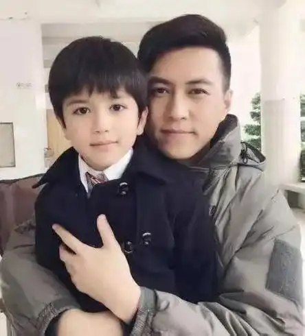 2020年,靳东父母去给孙子过生日时,不可避免的碰了面.