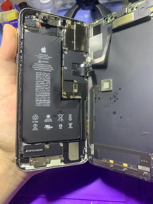 苹果11pro进水后无限重启白苹果通病修理中