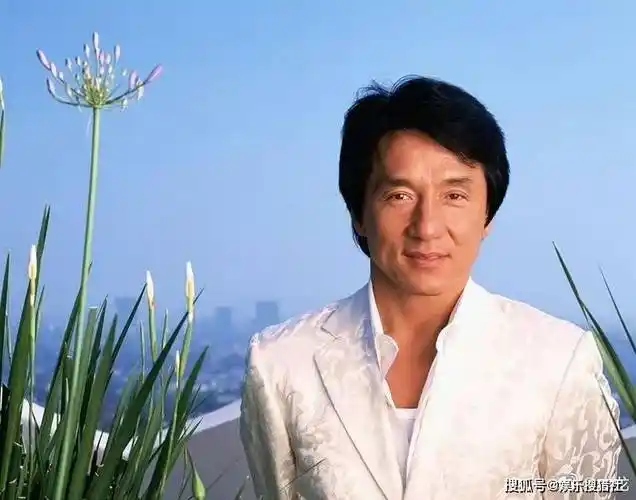 截至目前,成龙已经出道61年,作品超200部,是首位荣获奥斯卡终身成就奖