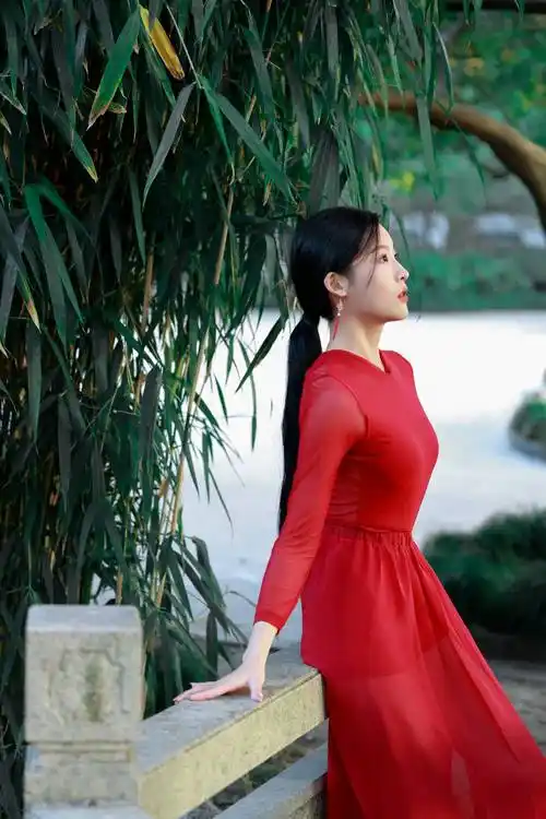 青春女星孙芮穿红色透视高衩长裙,挺胸修腹苗条好看,眼睛顾盼传情