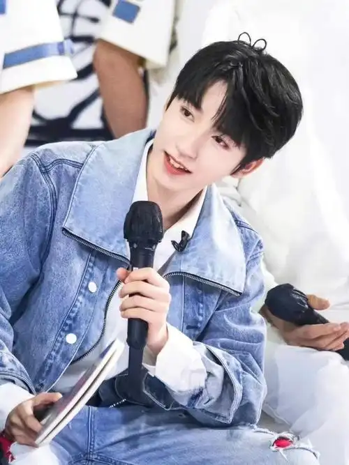 tnt 贺峻霖 头发上有个爱心